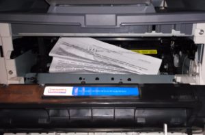 Как вытащить зажеванную бумагу из принтера?